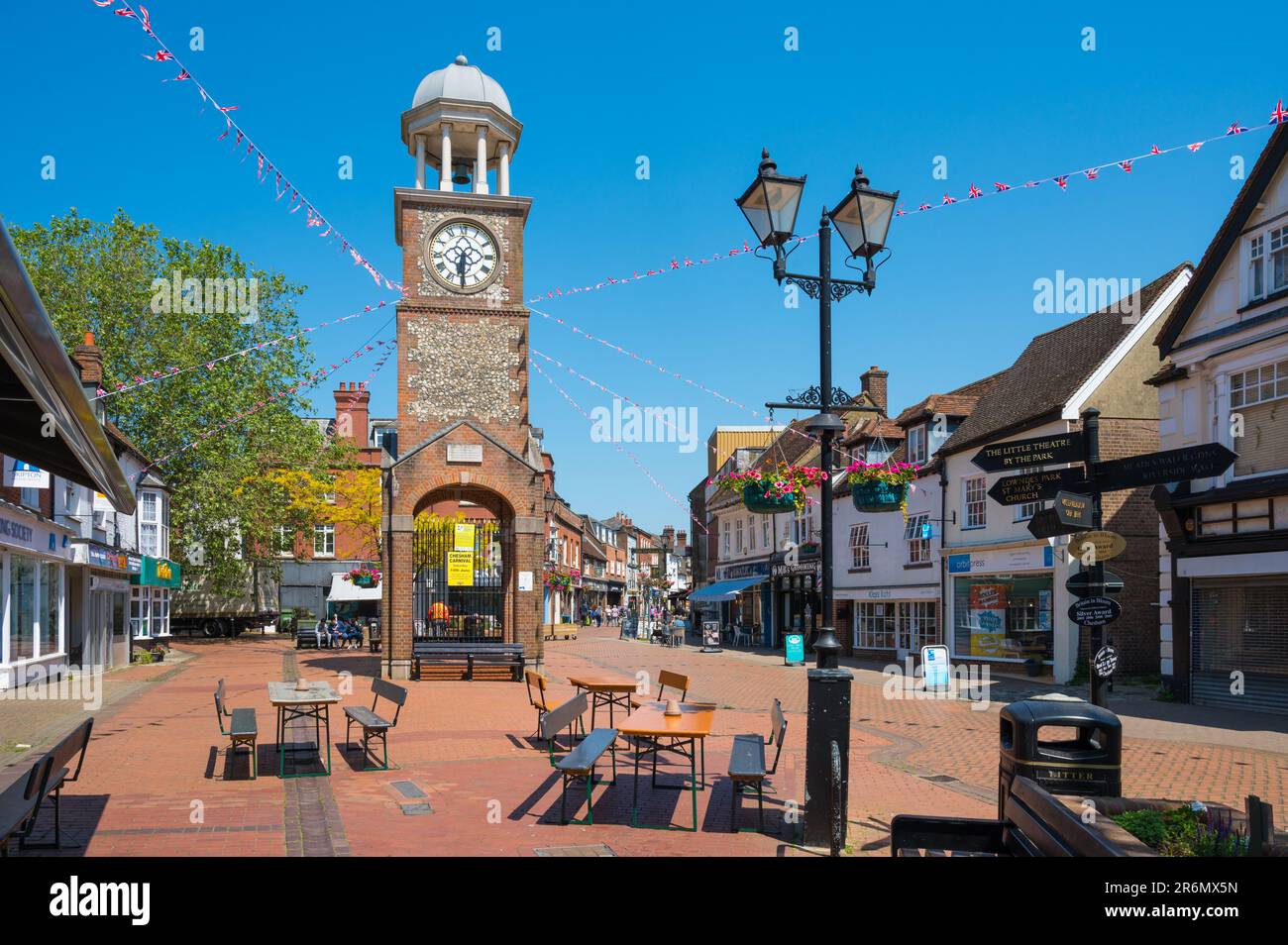 Vue sur Market Square et la tour de l'horloge, centre-ville de Chesham, Buckinghamshire, Angleterre, Royaume-Uni Banque D'Images