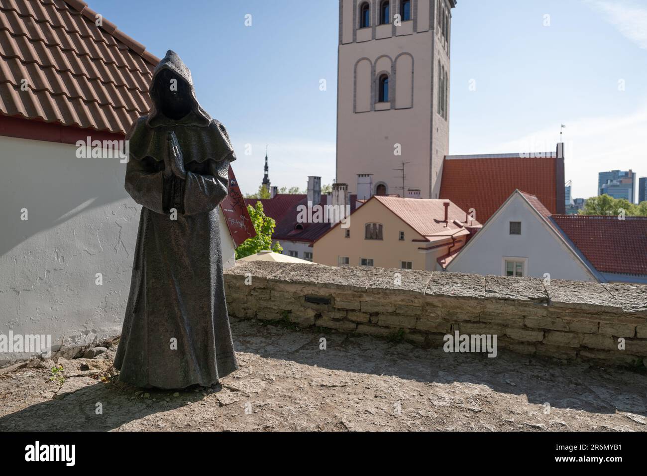 Un moine priant au jardin du roi danois à Tallinn Banque D'Images