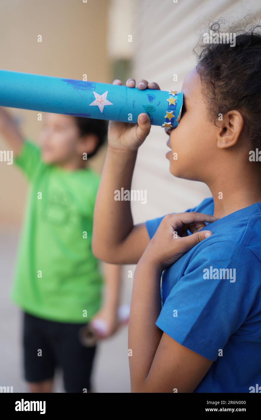 Enfants Arts et métiers d'art télescope de lune. Constellations fraîches Telescope Craft, activités pour enfants.enfants explorant l'espace. Banque D'Images