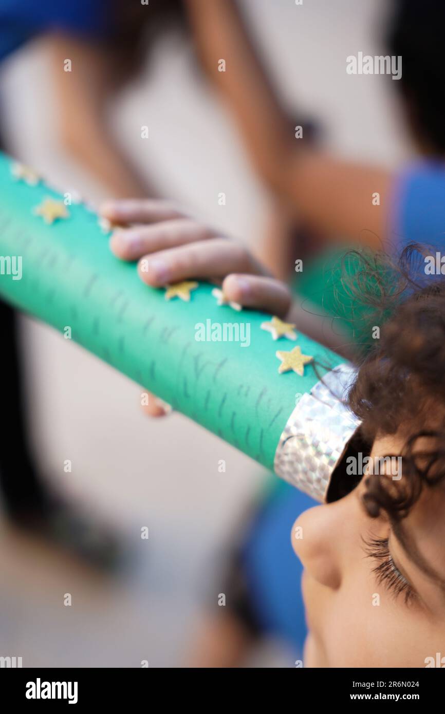 Enfants Arts et métiers d'art télescope de lune. Constellations fraîches Telescope Craft, activités pour enfants.enfants explorant l'espace. Banque D'Images