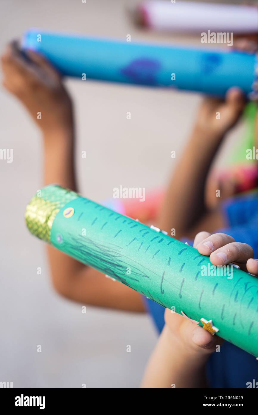 Enfants Arts et métiers d'art télescope de lune. Constellations fraîches Telescope Craft, activités pour enfants.enfants explorant l'espace. Banque D'Images