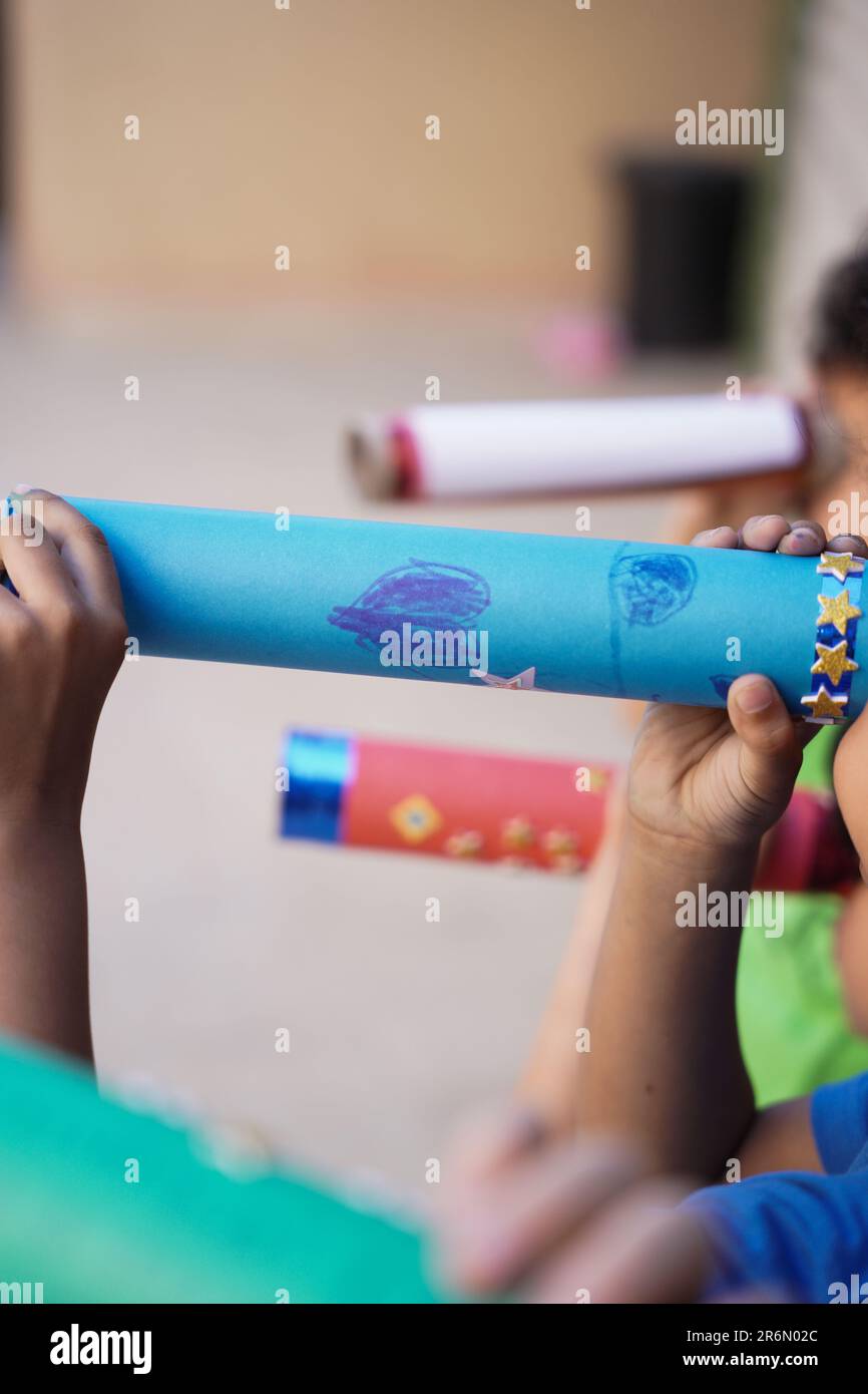 Enfants Arts et métiers d'art télescope de lune. Constellations fraîches Telescope Craft, activités pour enfants.enfants explorant l'espace. Banque D'Images
