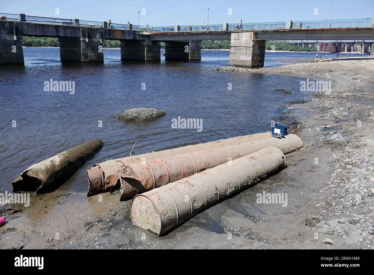 Les résidents locaux se détendent sur la jetée de la plage centrale de Zaporizhzhia. Le fleuve Dnipro est la principale artère de navigation fluviale en Ukraine. Les forces d'occupation russes ont détruit la centrale hydroélectrique de Kakhovka dans la nuit du 5-6 juin 2023, provoquant un écoulement rapide du réservoir de Kakhovka. À Zaporizhzhia, le niveau d'eau de la rivière Dnipro a chuté après l'explosion de la centrale hydroélectrique de Kakhovka. Les résidents qui sont venus à la plage l'ont remarqué dans les trois jours suivants. Banque D'Images