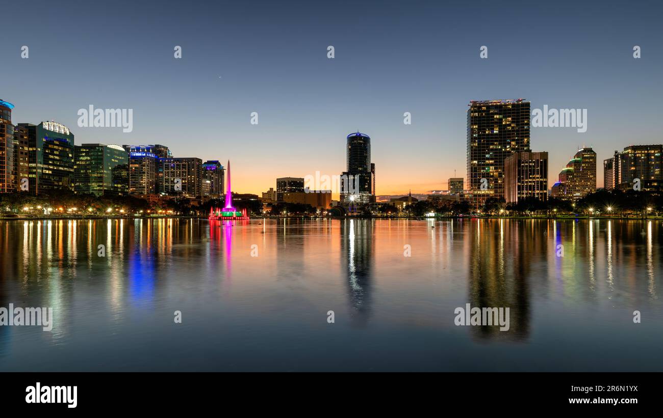 Vue sur la ville d'Orlando la nuit. Orlando, Floride, États-Unis Banque D'Images