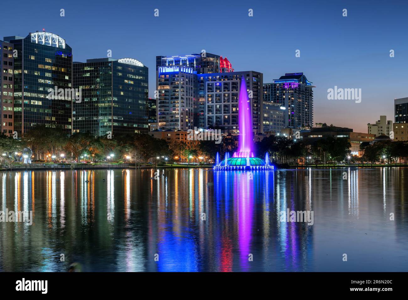Orlando ville de nuit avec fontaine en Floride, États-Unis Banque D'Images