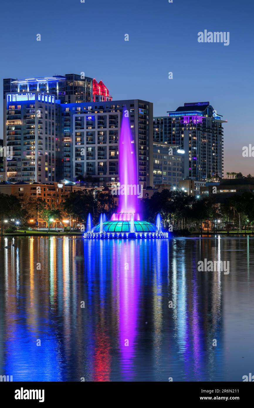 Fontaine dans la ville d'Orlando la nuit en Floride, États-Unis Banque D'Images