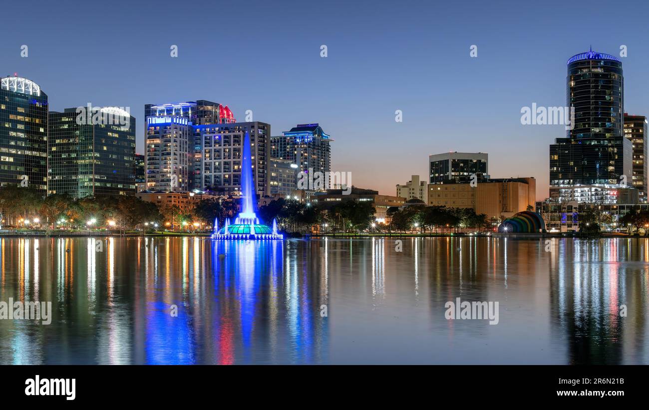 Orlando ville de nuit avec fontaine en Floride, États-Unis Banque D'Images