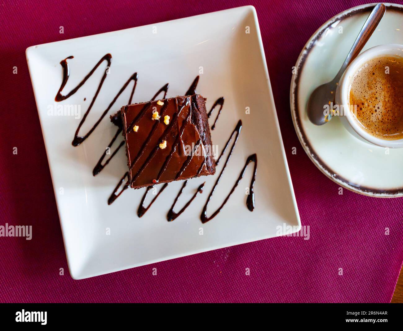 Tarte au dessert maison brownie avec garniture au chocolat Banque D'Images