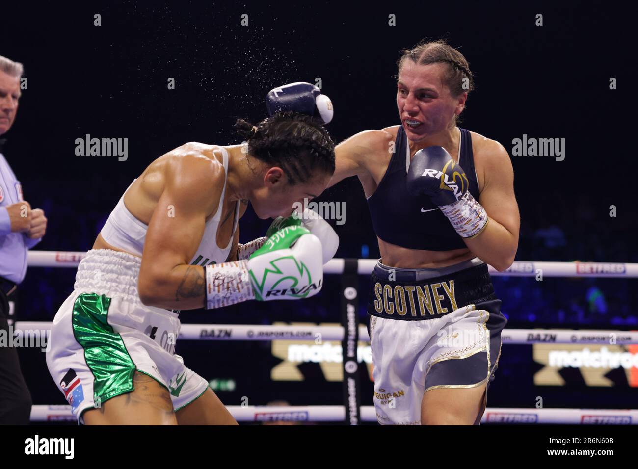 Ellie Scotney (à droite) arrive à Cherneka Johnson lors du match du titre mondial de l'IBF Super-Bantamweight à l'OVO Arena Wembley, Londres. Date de la photo: Samedi 10 juin 2023. Banque D'Images