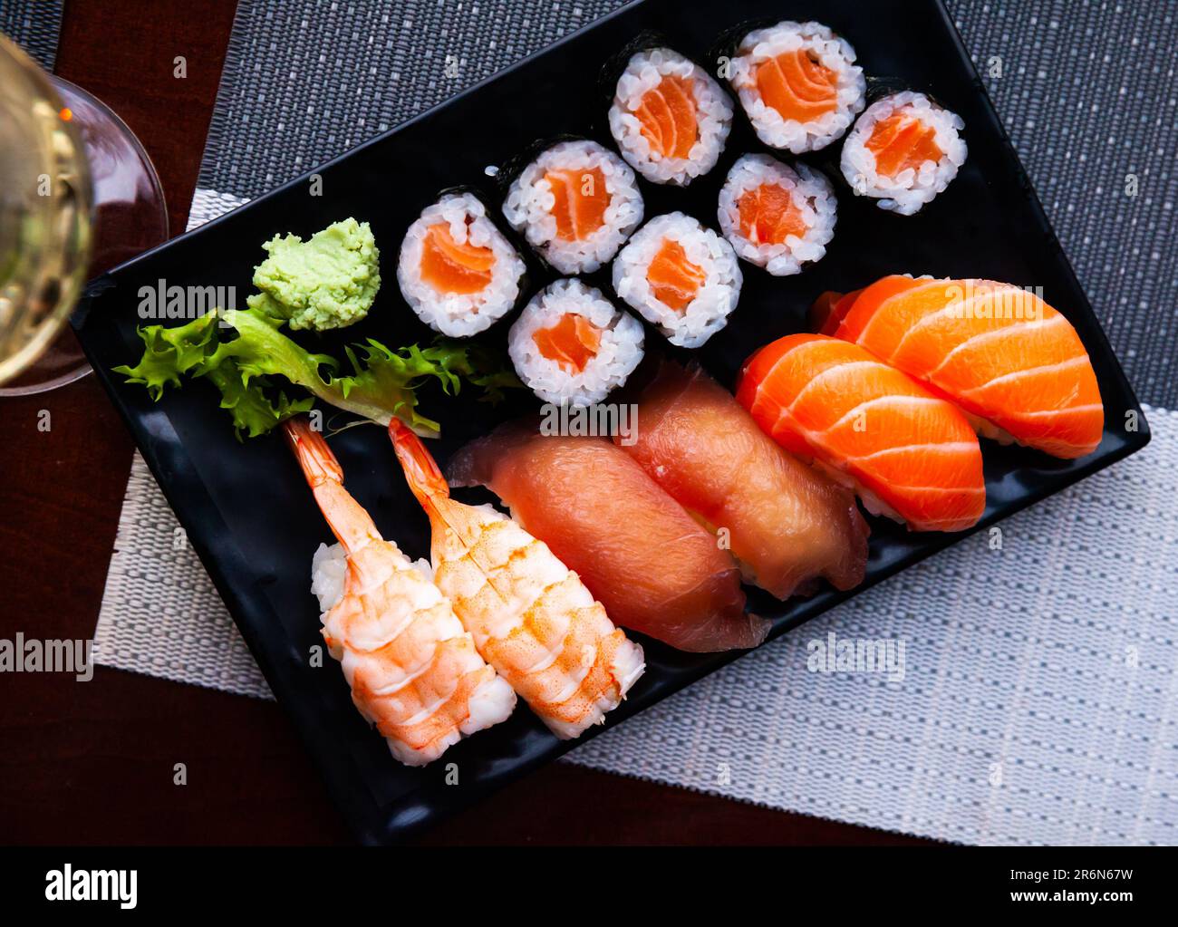 Divers sushis servis sur une assiette noire. Cuisine japonaise Banque D'Images