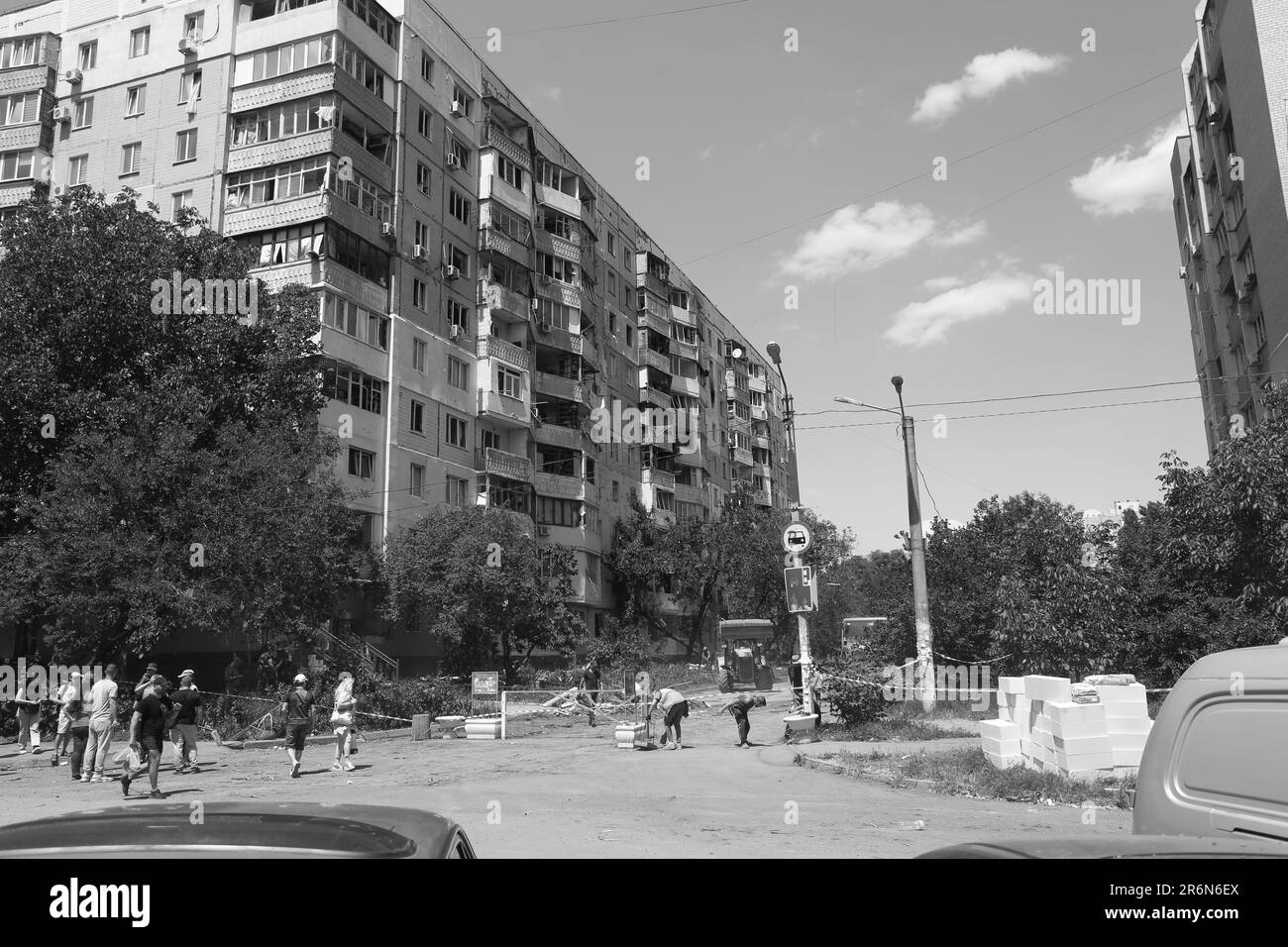 ODESSA, UKRAINE - 10 juin 2023: Guerre Ukraine et Russie. Une coquille s'est envolée dans la cour du bâtiment. Façade endommagée, fenêtres de la maison cassées en raison de Banque D'Images