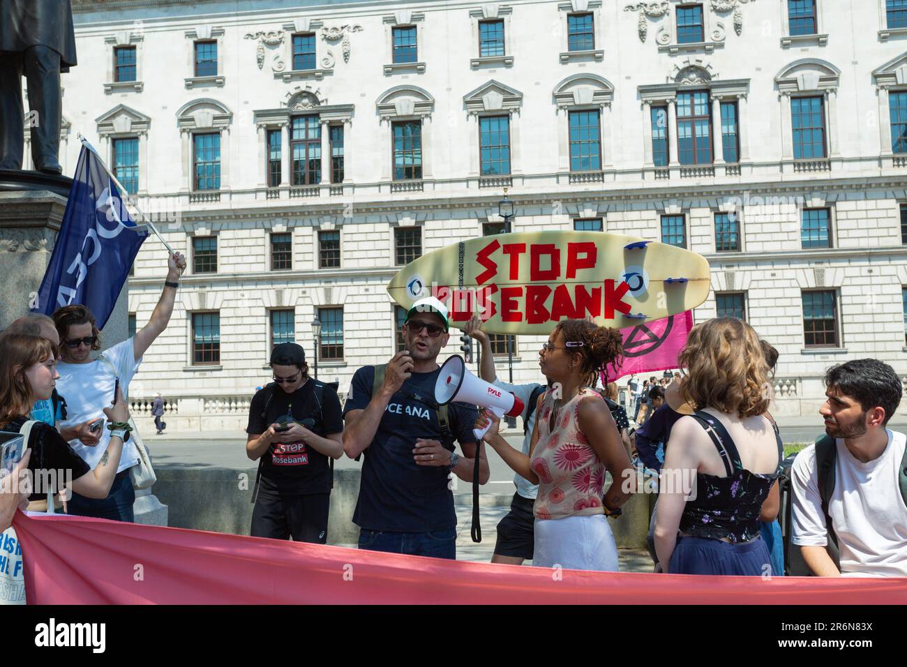 Westminster, Londres, Royaume-Uni. 10/06/ 2023. Les militants écologistes #StopRosebank se réunissent sur la place du Parlement, à Londres, pour protester contre le développement du champ pétrolier de Rosebank en mer du Nord par la compagnie pétrolière norvégienne Echinor. Les militants protestent contre cette situation qui va détruire les cibles climatiques, polluer les océans et augmenter considérablement les émissions. Helen Cowles/Alamy Live News. Banque D'Images