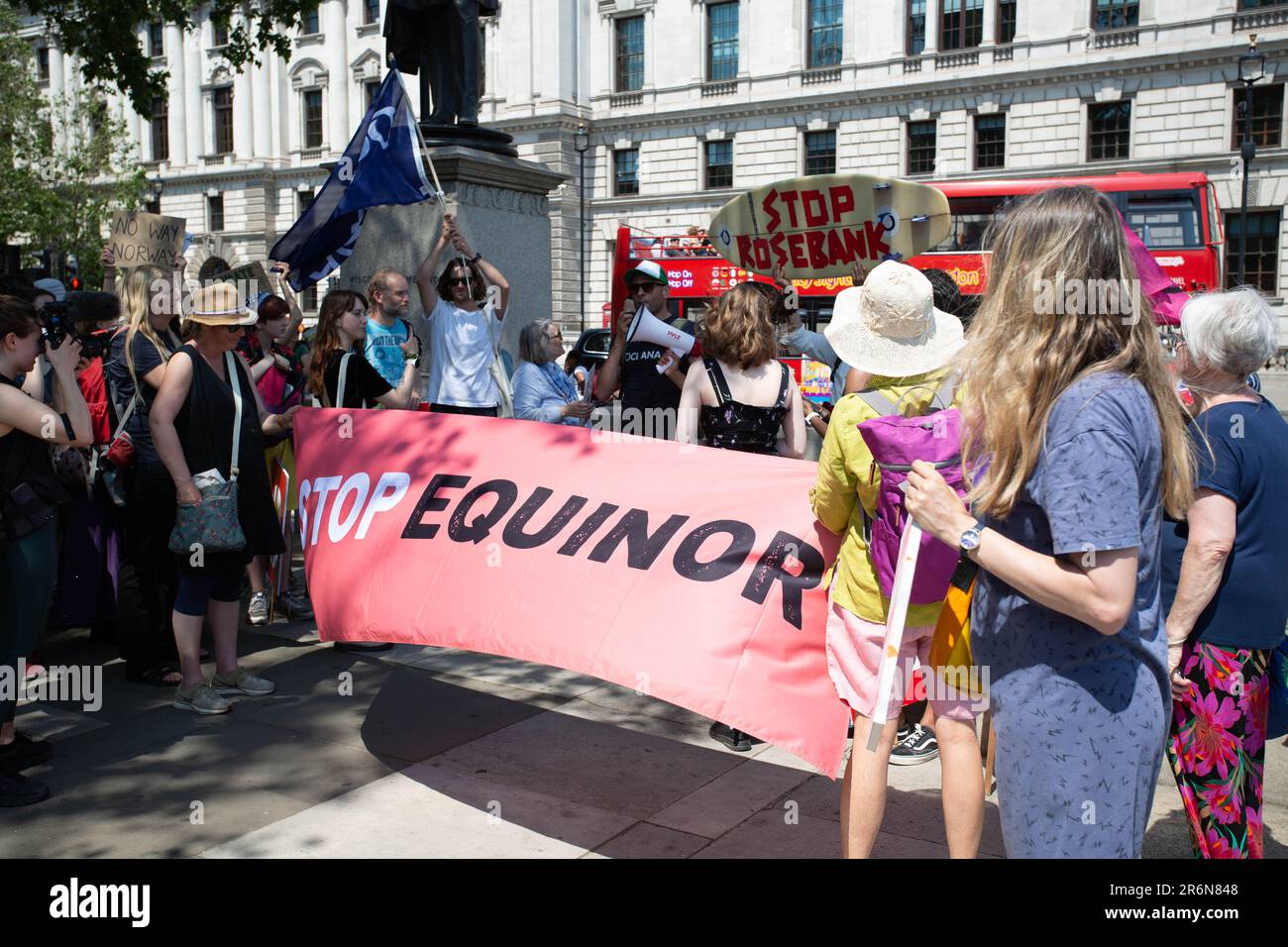 Westminster, Londres, Royaume-Uni. 10/06/ 2023. Les militants écologistes #StopRosebank se réunissent sur la place du Parlement, à Londres, pour protester contre le développement du champ pétrolier de Rosebank en mer du Nord par la compagnie pétrolière norvégienne Echinor. Les militants protestent contre cette situation qui va détruire les cibles climatiques, polluer les océans et augmenter considérablement les émissions. Helen Cowles/Alamy Live News. Banque D'Images