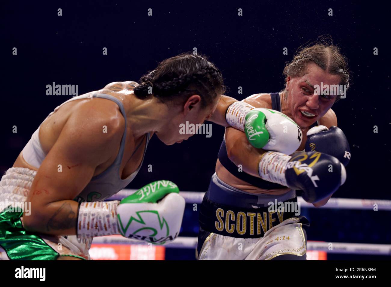 Ellie Scotney (à droite) arrive à Cherneka Johnson lors du match du titre mondial de l'IBF Super-Bantamweight à l'OVO Arena Wembley, Londres. Date de la photo: Samedi 10 juin 2023. Banque D'Images