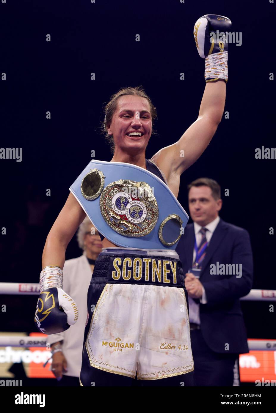 Ellie Scotney posant avec sa ceinture à la suite du match du titre mondial  de l'IBF Super-Bantamweight à l'OVO Arena Wembley, Londres. Date de la  photo: Samedi 10 juin 2023 Photo Stock -