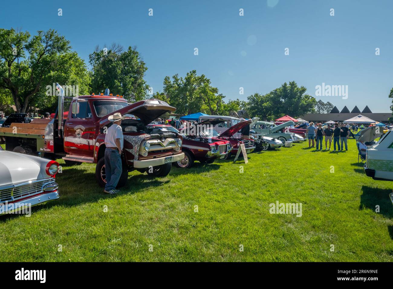 Canon City, CO, Etats-Unis - 10 juin 2023: Voitures d'époque et la peoople qu'elles attirent au salon annuel 41st de Canon car Club sur le terrain de l'abbaye. Banque D'Images