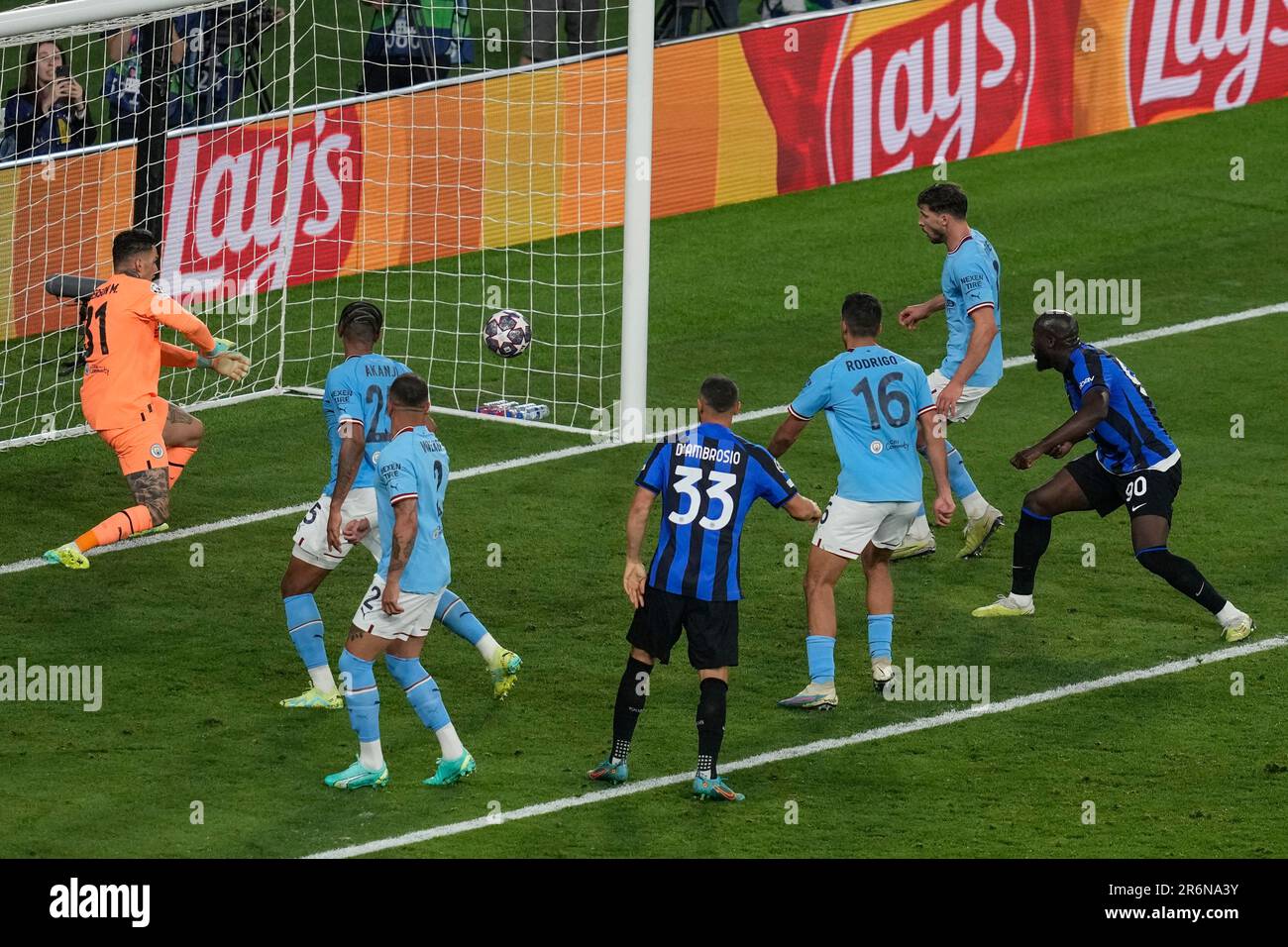 Inter Milan's Romelu Lukaku, right, misses a scoring chance during the Champions League final soccer match between Manchester City and Inter Milan at the Ataturk Olympic Stadium in Istanbul, Turkey, Saturday, June 10, 2023. (AP Photo/Thanassis Stavrakis) Banque D'Images