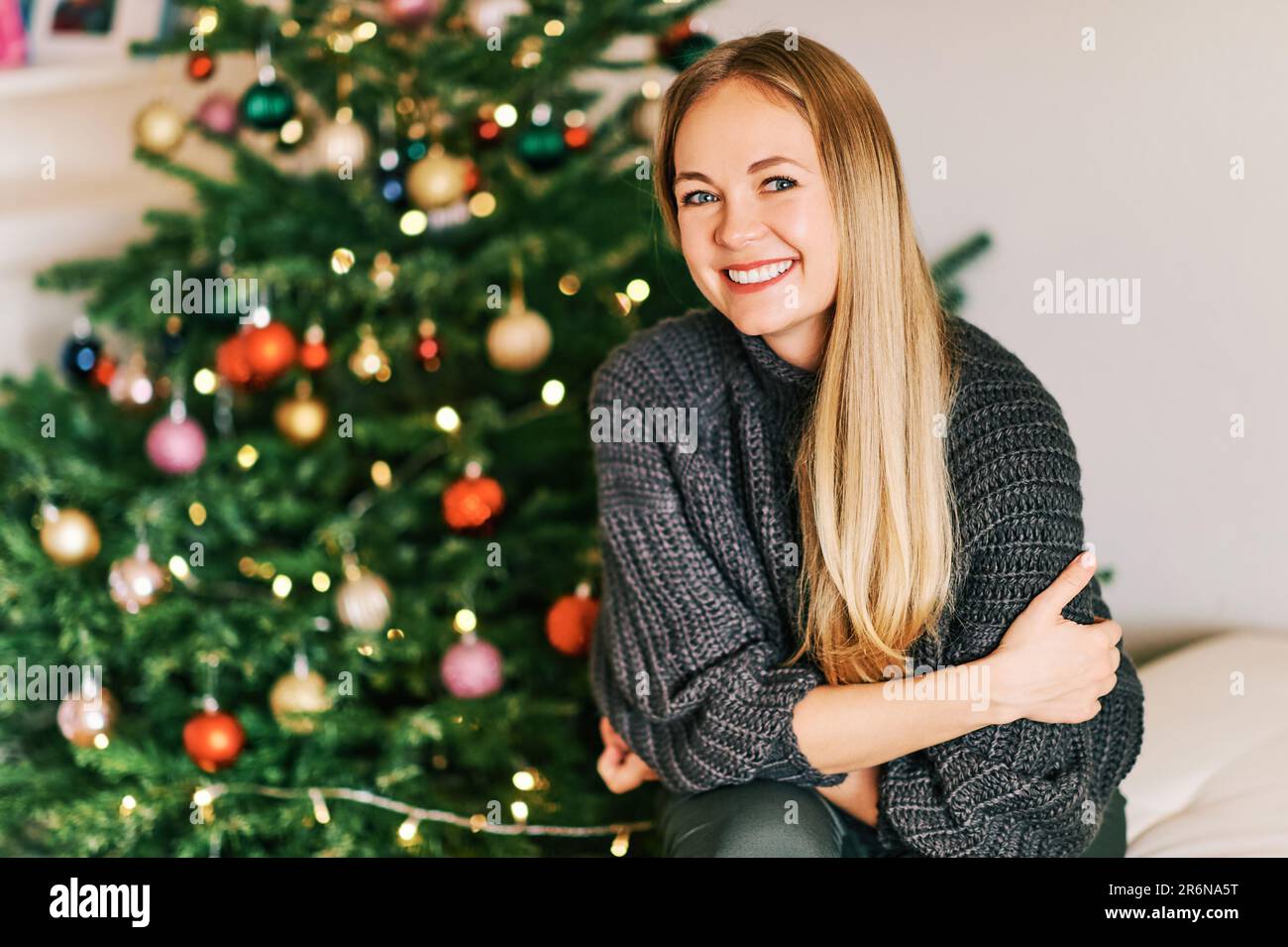 Portrait de Noël d'une belle femme heureuse portant un pull-over chaud et confortable Banque D'Images