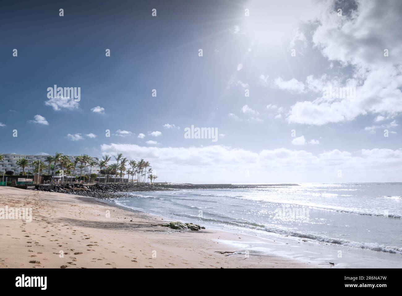 Plage ensoleillée à Costa Teguise, Lanzarote, îles Canaries Banque D'Images