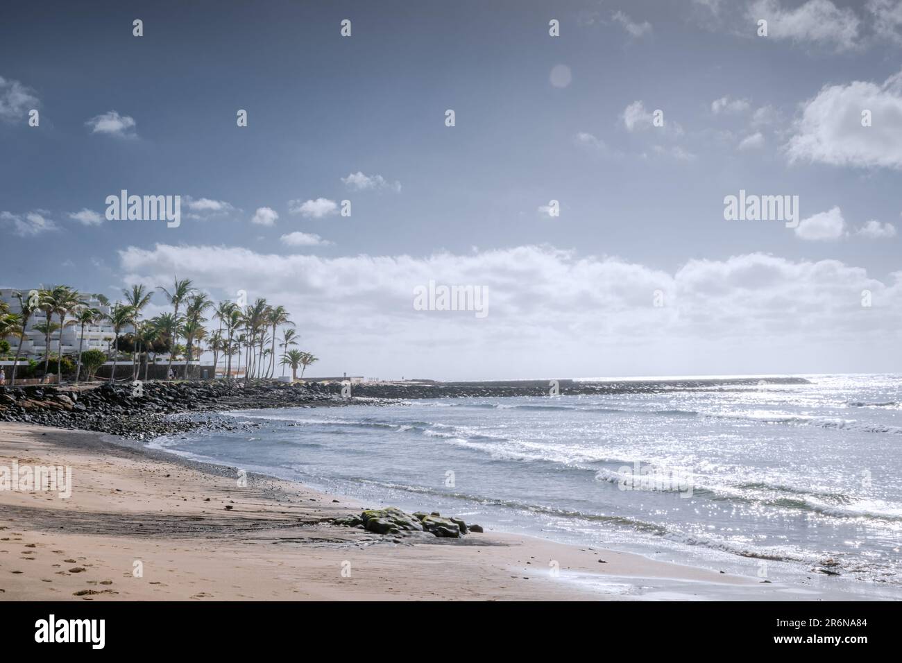 Plage ensoleillée à Costa Teguise, Lanzarote, îles Canaries Banque D'Images