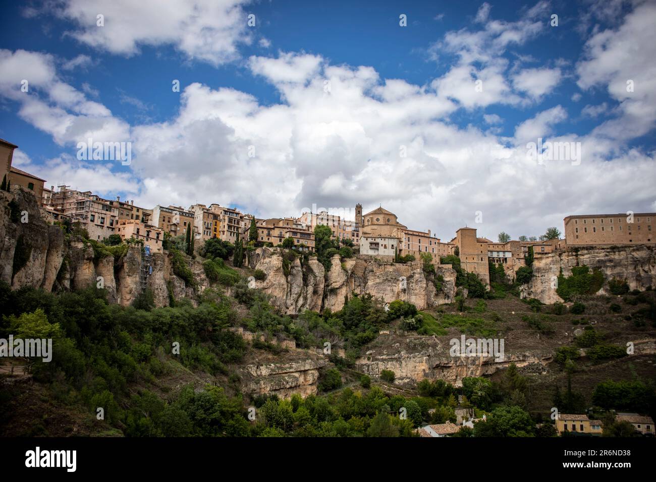 Vue panoramique de la vieille ville de Cuenca, ville classée au patrimoine mondial de l'unesco, sur le rocher et depuis le parador national Banque D'Images