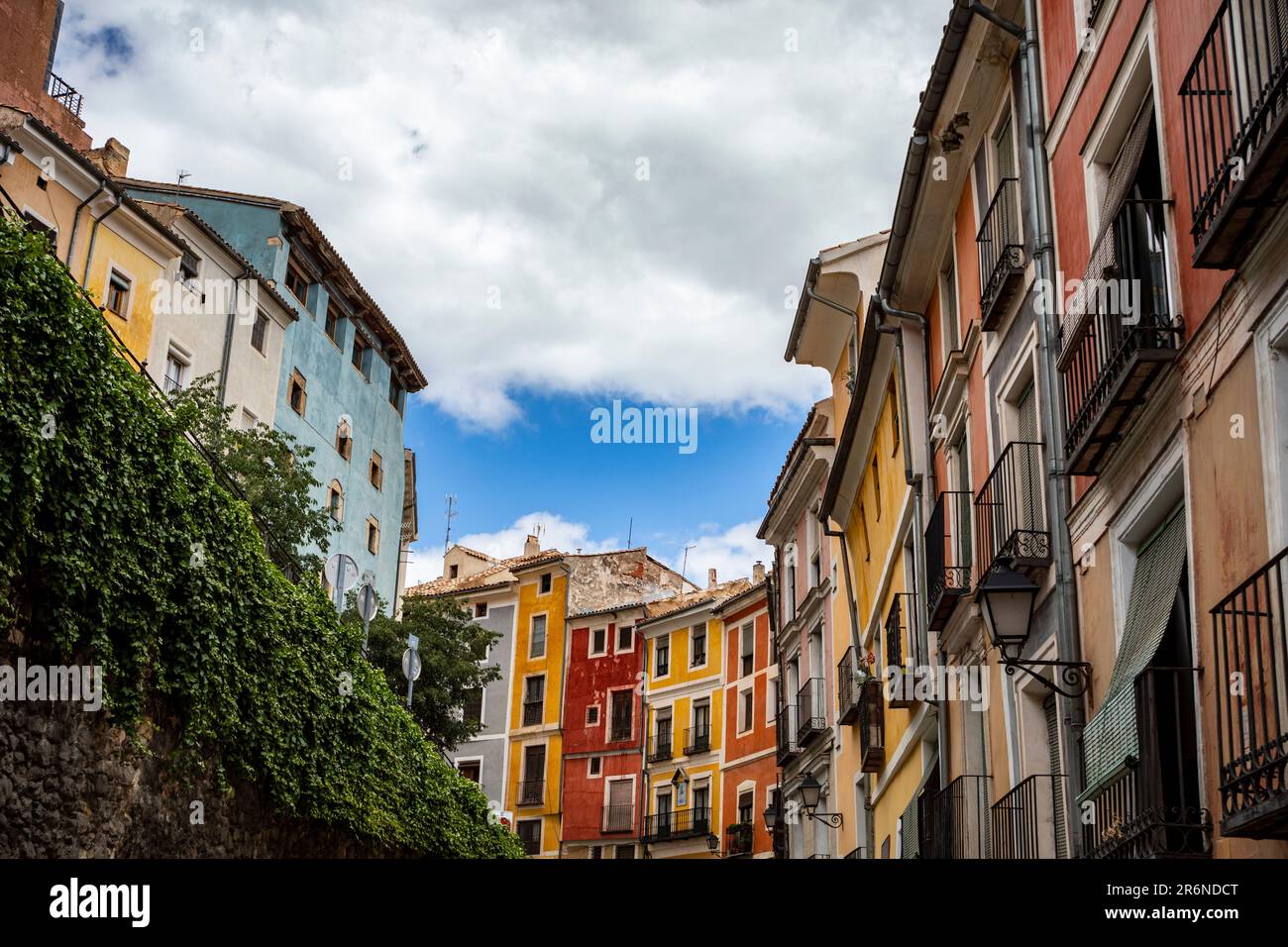 Façades de couleur médiévale de la rue Alfonso VIII de la vieille ville de Cuenca, site classé au patrimoine mondial de l'UNESCO Banque D'Images