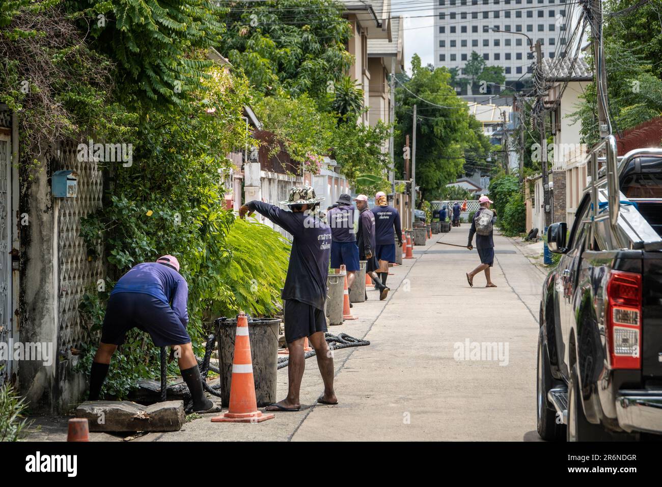 Des détenus thaïlandais volontaires ont vu nettoyer les drains publics lors d'une opération de nettoyage des égouts dans une rue adjacente de la route LAD Prao à Bangkok. La réduction des peines par le travail est l'une des politiques de la collaboration entre l'Administration métropolitaine de Bangkok et le Service correctionnel qui vise à réduire le surpeuplement des prisons dans tout le pays, permettant également aux détenus de gagner un revenu avant d'être libérés et d'aider à en faire les conséquences D'inondations récurrentes dans la capitale thaïlandaise à la saison de la mousson. (Photo de Nathalie Jamois/SOPA Images/Sipa USA) Banque D'Images