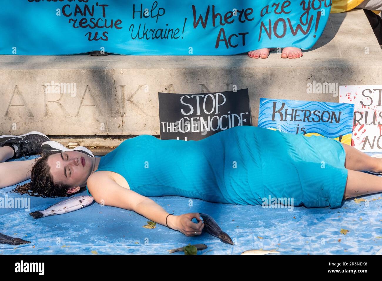 Manifestation contre l'invasion russe de l'Ukraine, qui a lieu à Londres, au Royaume-Uni. Femme jouant comme victimes des inondations après la violation du barrage de Kherson Banque D'Images