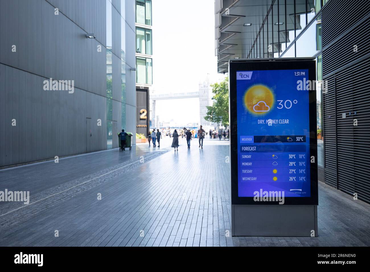 Un panneau d'affichage numérique affiche la température actuelle dans le centre de Londres. La température monte aujourd'hui à Londres jusqu'à 30 degrés. Il s'agit de la première vague de chaleur de l'année et les prévisionnistes avertissent qu'un temps plus extrême se produit à cause de l'effet El Nino. Banque D'Images