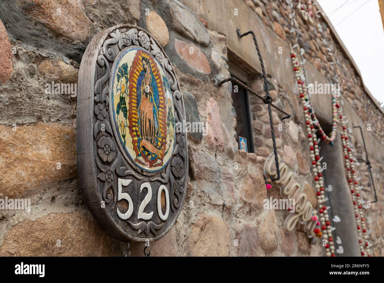 Façade rustique de Corazon Galerie d'art contemporaine le long de l'historique Canyon Road à Santa Fe, Nouveau-Mexique. Banque D'Images