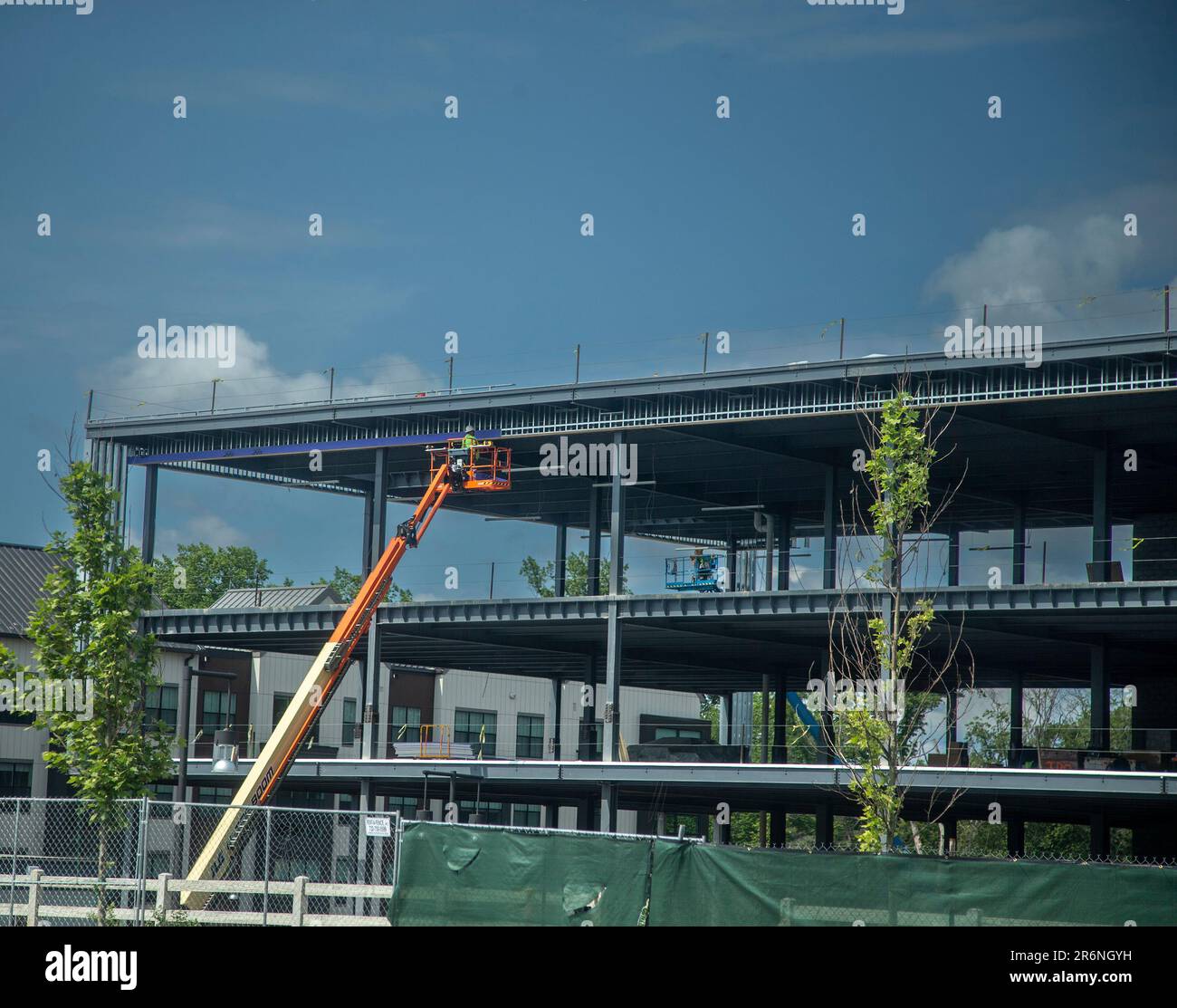 Travailleurs travaillant à la construction d'un nouveau bâtiment de bureau Banque D'Images