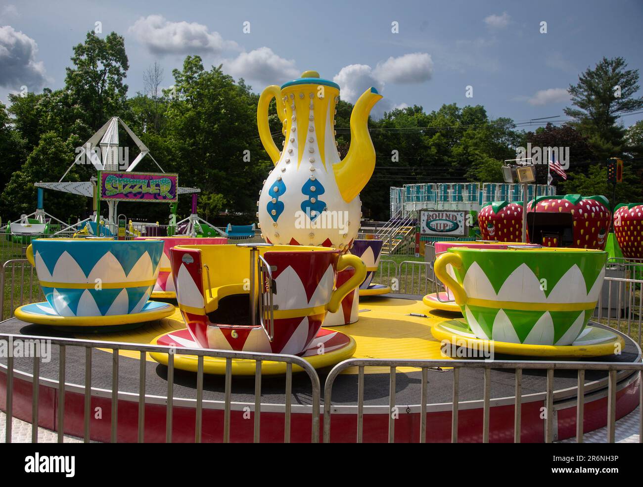 Un tour de thé pour les enfants dans un carnaval Banque D'Images