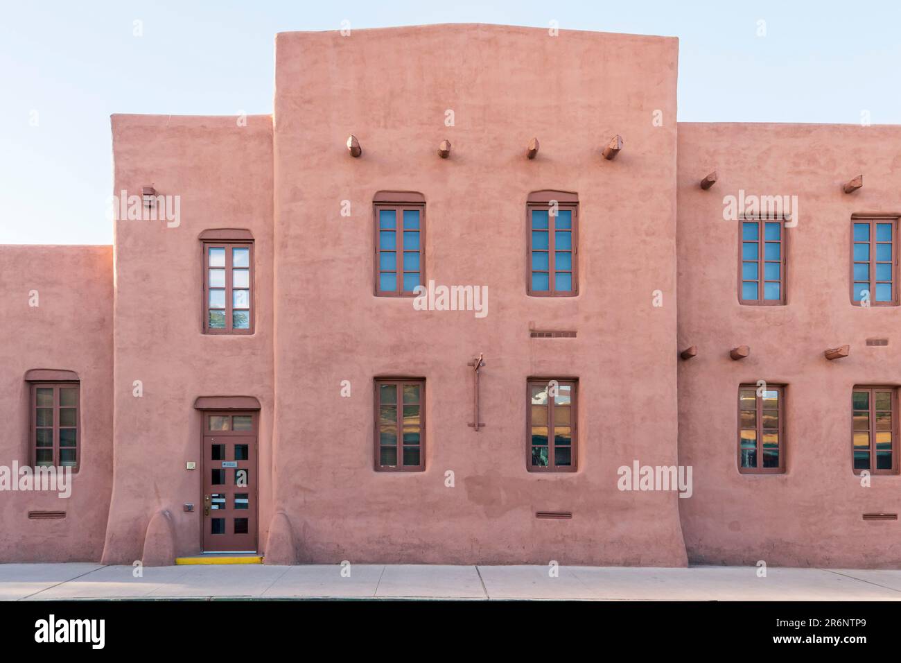 Image horizontale de la façade extérieure du bâtiment de l'Institut des arts indiens d'Amérique à Santa Fe, Nouveau-Mexique, États-Unis. Banque D'Images