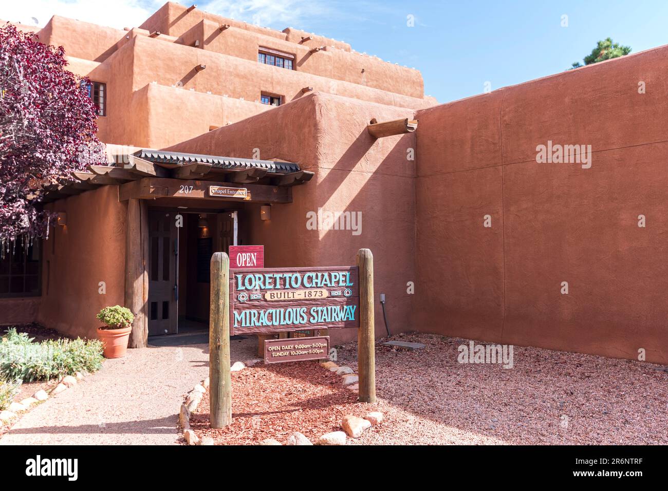 Image horizontale de l'entrée et de l'extérieur du bâtiment en adobe de la chapelle Loretto à Santa Fe, Nouveau-Mexique, États-Unis. Banque D'Images