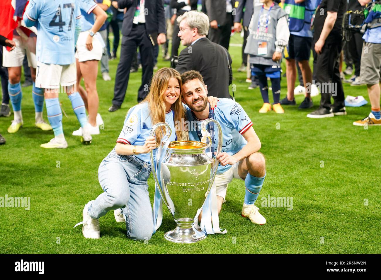 Istanbul, Turquie. 10th juin 2023. Bernardo Silva (20 Manchester City) et Ines Tomaz célèbrent la victoire et posent avec le trophée lors de la finale de la Ligue des champions de l'UEFA entre le Manchester City FC et le FC Internazionale au stade olympique Atatürk d'Istanbul, Turquie. (Credit image: © Daniela Porcelli/Sport Press photo via Credit: Zuma Press/Alay Live News Banque D'Images