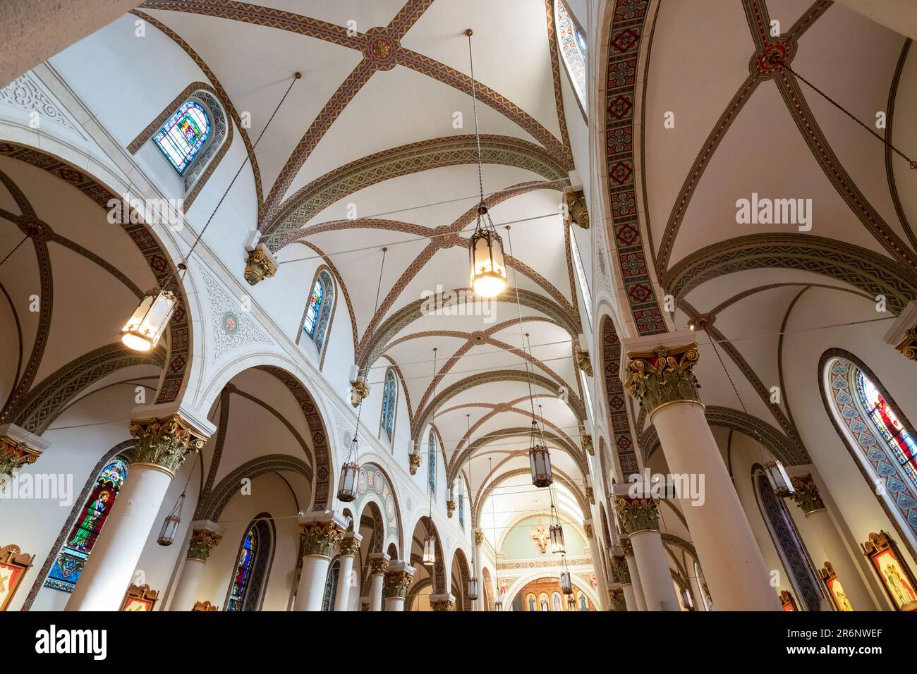 Image horizontale des plafonds voûtés ornés de la basilique Saint-Jean Francis d'Assise à Santa Fe, Nouveau-Mexique, États-Unis. Banque D'Images