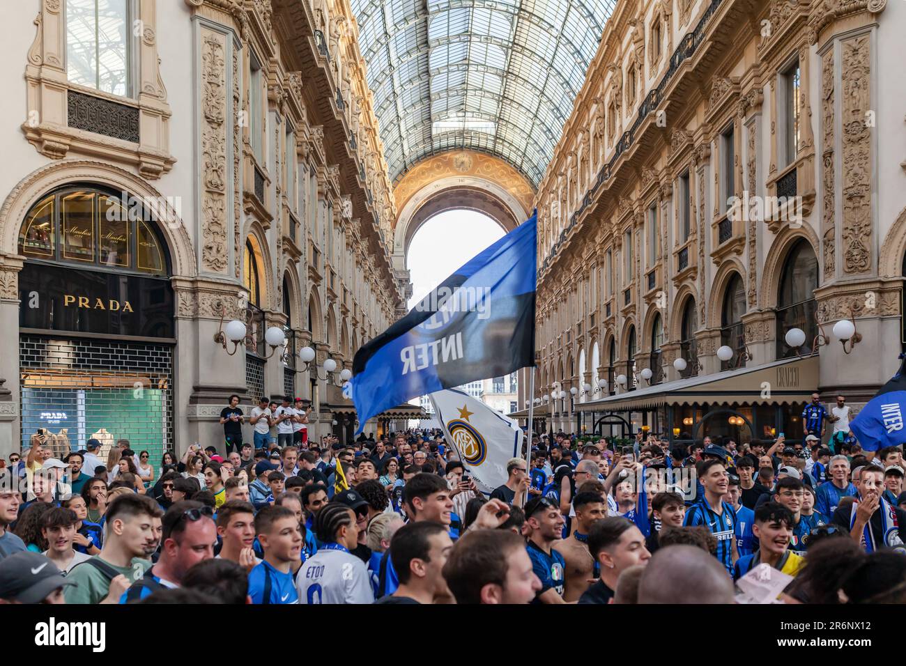 Milan, Italie - 10 juin 2023: Fans en soutien de F.C. Chant et danse internationaux dans le centre de la galerie Vittorio Emanuele et Duomo Banque D'Images