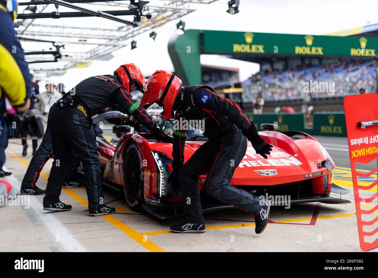 311 DERANI Luis Felipe (BRA), SIMS Alexander (gbr), AITKEN Jack (gbr), action Express Racing, Cadillac V-Series.R, Action, stand de stand pendant les 24 heures du Mans 2023 sur le circuit des 24 heures du Mans de 10 juin à 11, 2023 au Mans, France - photo: Joao Filipe/DPPI/LiveMedia Banque D'Images