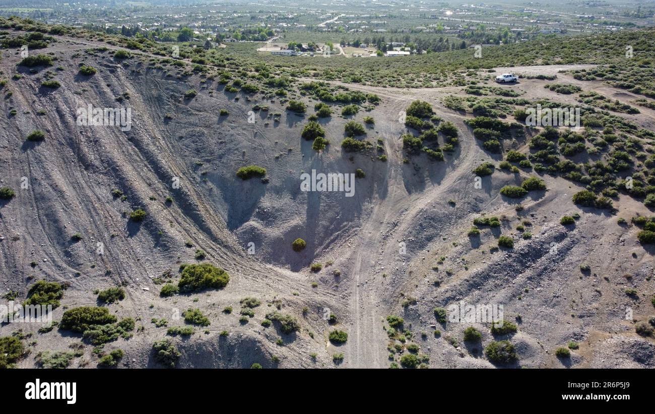 Zone OHV avec des chemins raides et coulés sortant de la fosse. Défi d'aptitude de moto de terre Banque D'Images