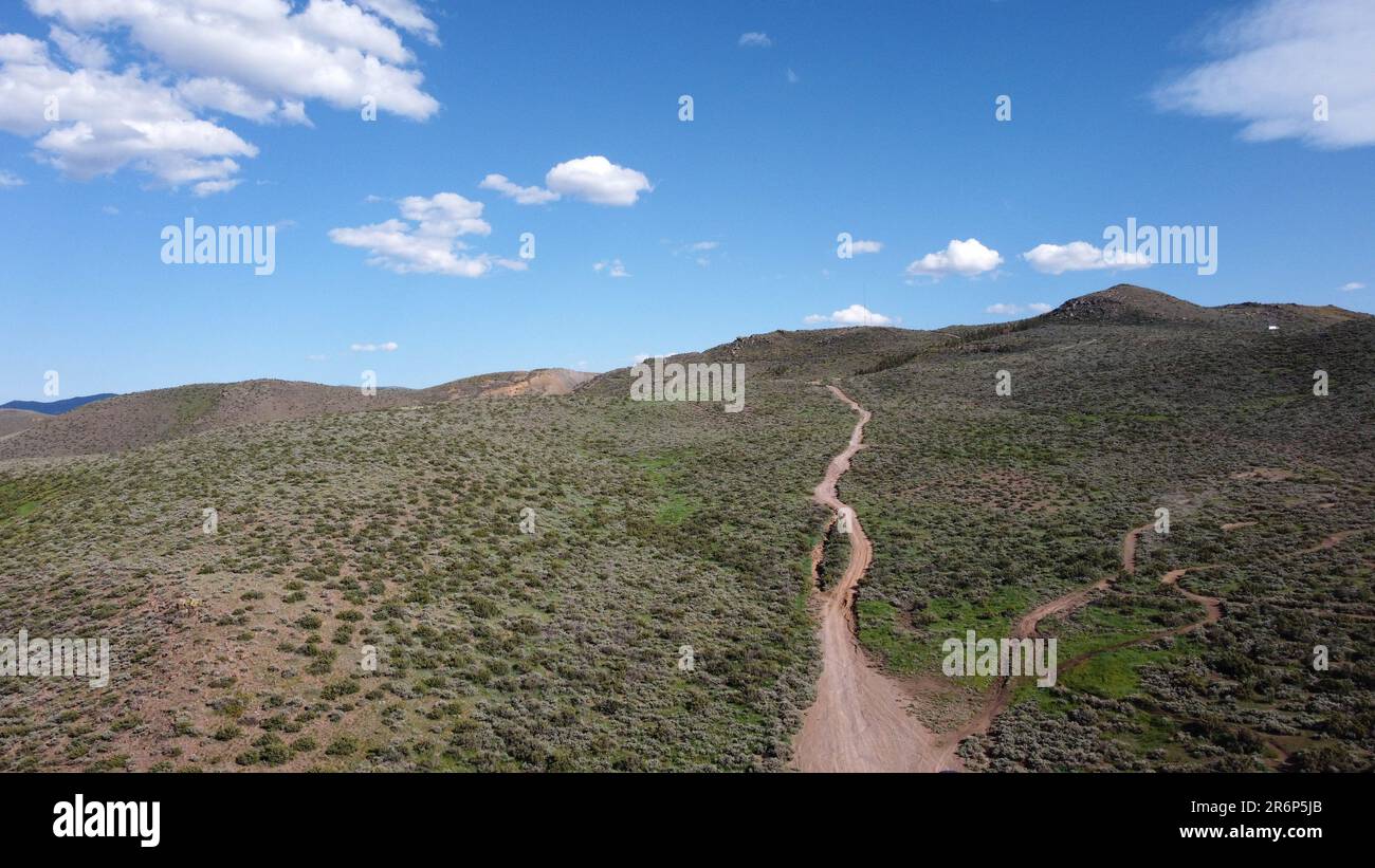 OHV zone avec des chemins rutted allant vers le haut dans les montagnes vertes Banque D'Images