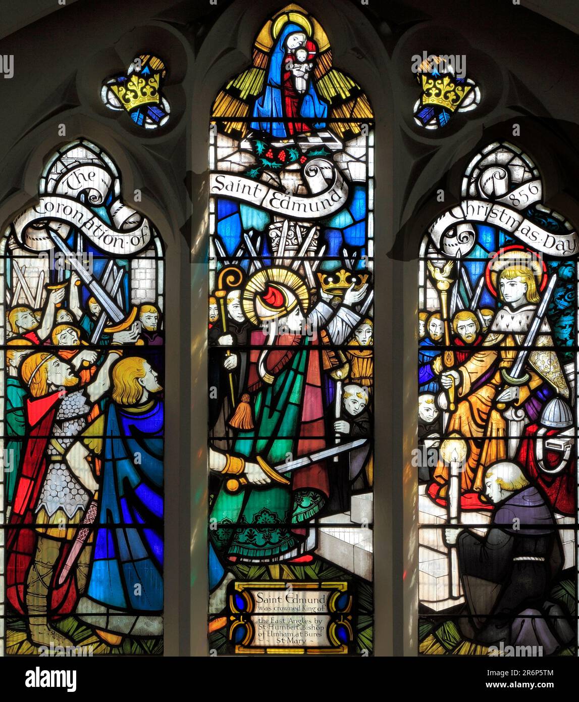 St. Edmund, couronnement le jour de Noël, 856 AD, par St. Humbert, évêque d'Elmham, vitrail du 20th siècle, St. Église d'Edmund, Hunstanton, Banque D'Images