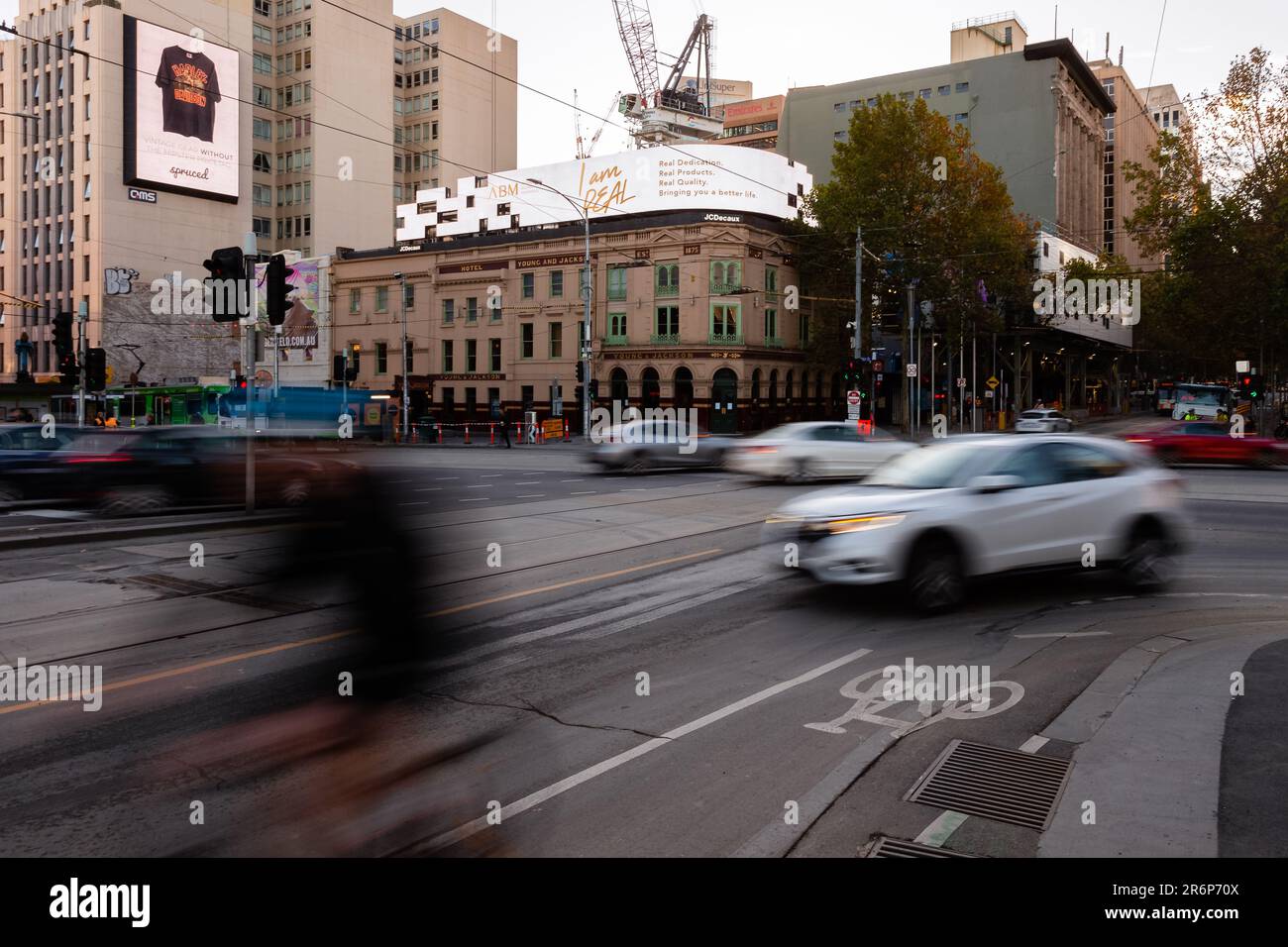 MELBOURNE, AUSTRALIE - 26 MAI : vue sur l'emblématique Young and Jacksons Hotel de Melbourne, à l'angle de Flinders Street et Swanston Street dans le quartier des affaires, qui reste fermé en raison des restrictions de la COVID-19, le 26 mai 2020 à Melbourne, en Australie. Dans le cadre de l'intervention d'urgence de la COVID-19, le gouvernement fédéral australien a imposé de nouvelles lois interdisant l'ouverture de pubs, de cafés et de restaurants afin d'aider à contenir le coronavirus. À mesure que les restrictions sont assouplies dans tout le pays, le premier ministre Daniel Andrews a annoncé le 17th mai qu'à partir du 1 juin, les cafés, restaurants et pubs pourront rouvrir Banque D'Images