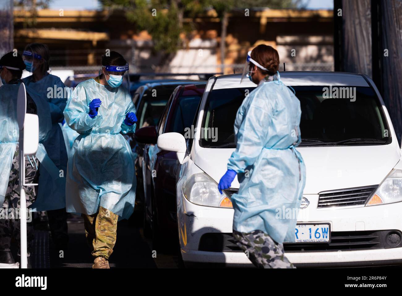 MELBOURNE, AUSTRALIE - JUILLET 1 : des membres de l'Armée de défense australienne participent à l'administration des tests sur le site d'essais mobiles de Fawkner car 36 banlieues de Melbourne sont de nouveau en confinement à Victoria pendant la COVID 19 le 1 juillet 2020 à Melbourne, en Australie. Victoria souffre d'une augmentation soutenue des nouvelles infections dans le cadre d'un test éclair record de 20 000 tests par jour dans les zones sensibles de Melbourne. Victoria a enregistré 73 nouveaux cas de coronavirus du jour au lendemain, ce qui porte le nombre total de cas actifs à 370 depuis le jeudi 25 juin. Le premier ministre de l'État, Daniel Andrews, l'a annoncé mardi 30 juin Banque D'Images