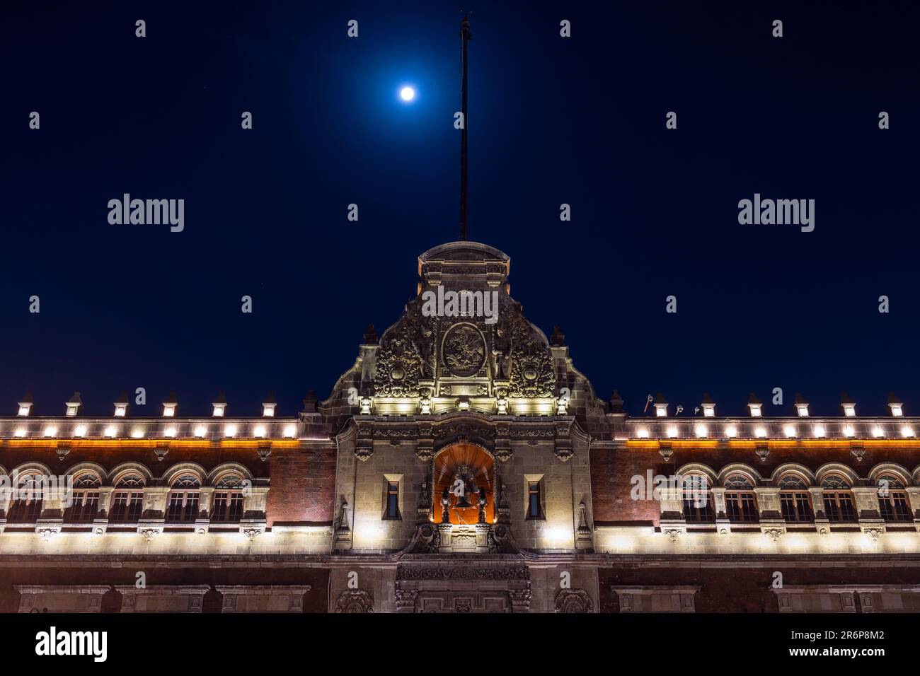 Façade du Palais présidentiel la nuit avec pleine lune, Mexico, Mexique. Banque D'Images