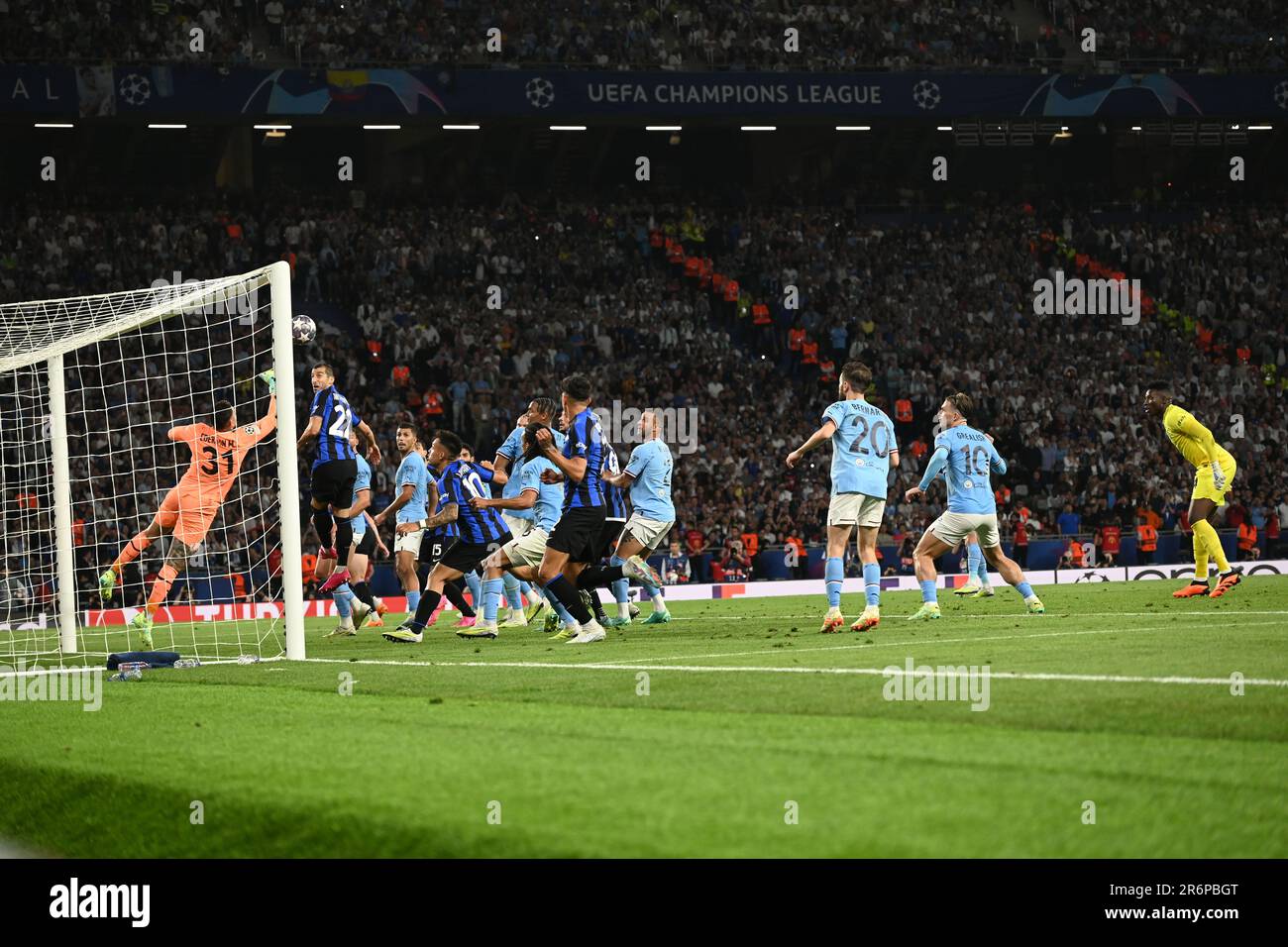 Istanbul, Turquie. 10th juin 2023. Henrikh Mkhitaryan (Inter)Ederson Santana de Moraes (ville de Manchester) lors du match final de la Ligue des champions de l'UEFA entre l'Inter de la ville de Manchester 1-0 au stade olympique Ataturk sur 10 juin 2023 à Istanbul, Trkiye. Credit: Maurizio Borsari/AFLO/Alay Live News Banque D'Images