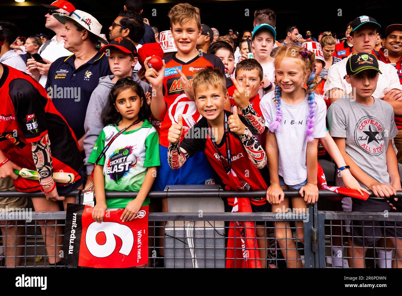 MELBOURNE, AUSTRALIE - 27 JANVIER : les fans de cricket lors du match de cricket de la Big Bash League entre les Renegades de Melbourne et Brisbane chauffent au stade Marvel sur 27 janvier 2020 à Melbourne, en Australie. Banque D'Images