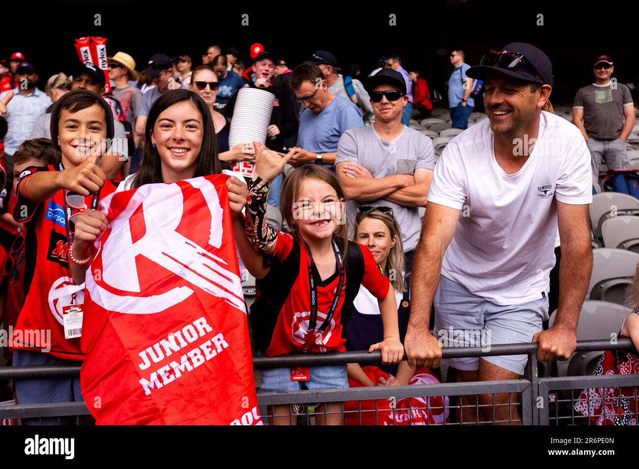 MELBOURNE, AUSTRALIE - 27 JANVIER : les fans de cricket lors du match de cricket de la Big Bash League entre les Renegades de Melbourne et Brisbane chauffent au stade Marvel sur 27 janvier 2020 à Melbourne, en Australie. Banque D'Images