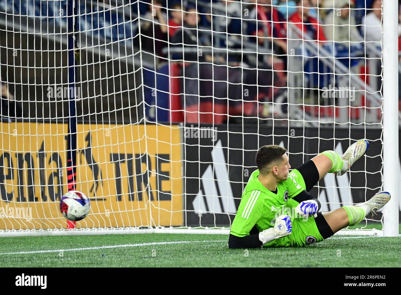 10 juin 2023; le gardien de but de la révolution de la Nouvelle-Angleterre Djordje Petrovic (99) laisse passer le ballon pendant la seconde moitié contre l'Inter Miami CF dans Foxborough Massachusetts. Eric Canha/CSM crédit: CAL Sport Media/Alay Live News Banque D'Images