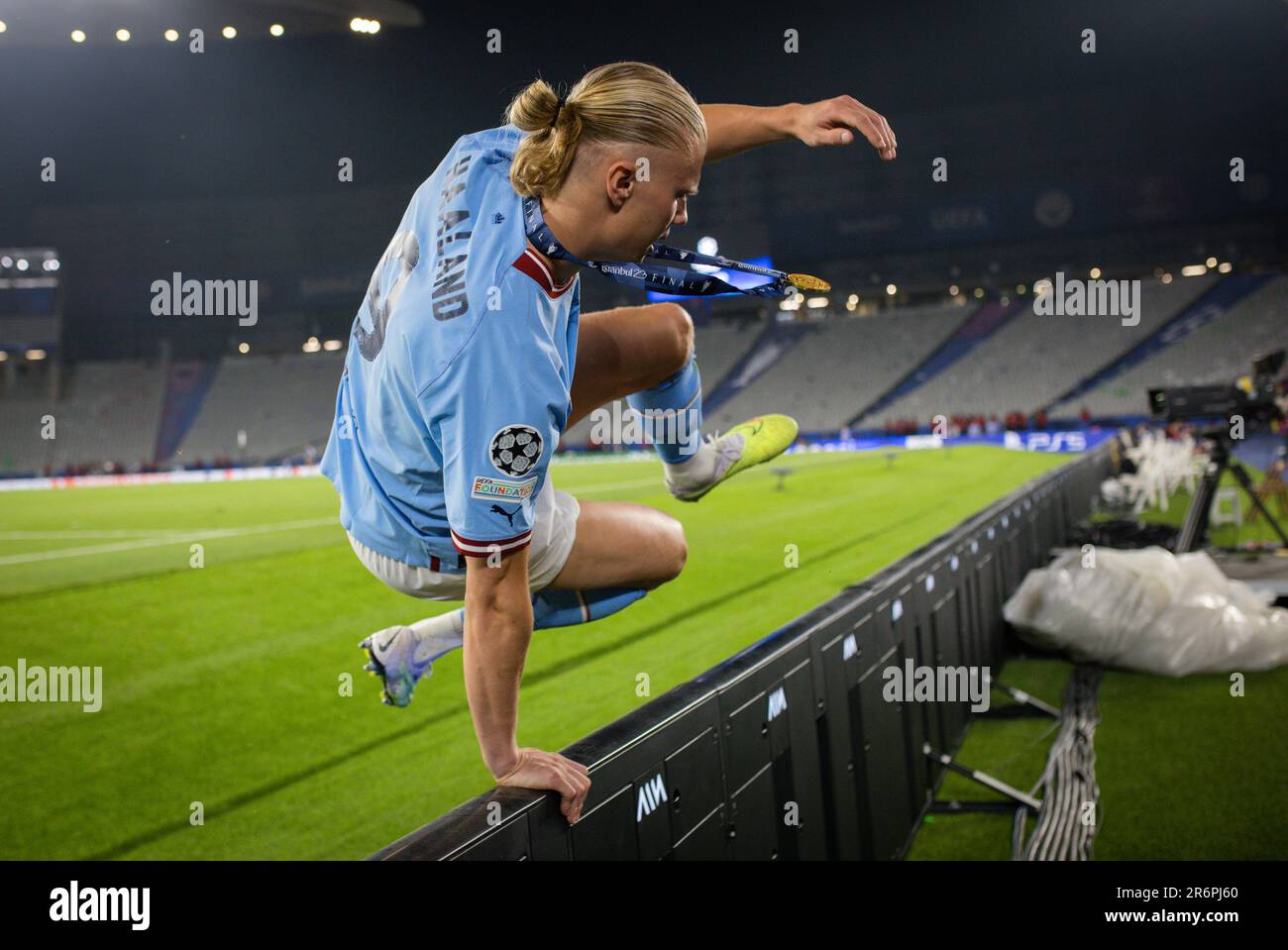 Istanbul, Turquie. 10th juin 2023. Erling Haaland (ville) printemps mit Mebataille über Werbebande Manchester City - Inter Mailand UEFA Champions League final 10.06.2023 Credit: Moritz Muller/Alay Live News Banque D'Images