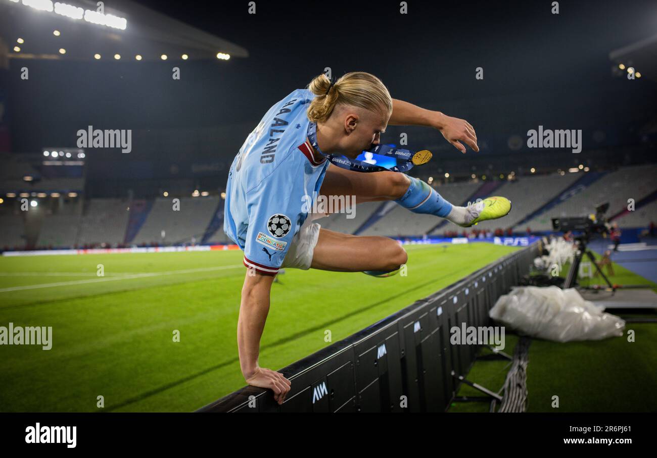 Istanbul, Turquie. 10th juin 2023. Erling Haaland (ville) printemps mit Mebataille über Werbebande Manchester City - Inter Mailand UEFA Champions League final 10.06.2023 Credit: Moritz Muller/Alay Live News Banque D'Images